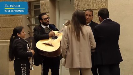 Tres mariachis se presentan en la sede del partido Juntos por Cataluña, en Barcelona