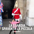 Londra, guardia reale urla all’improvviso e una bimba si spaventa