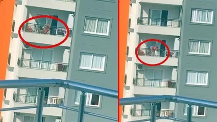 Balkon demirlerine çıkan annelerinin atlamamaları için bacaklarına sarıldılar: Anne yeter