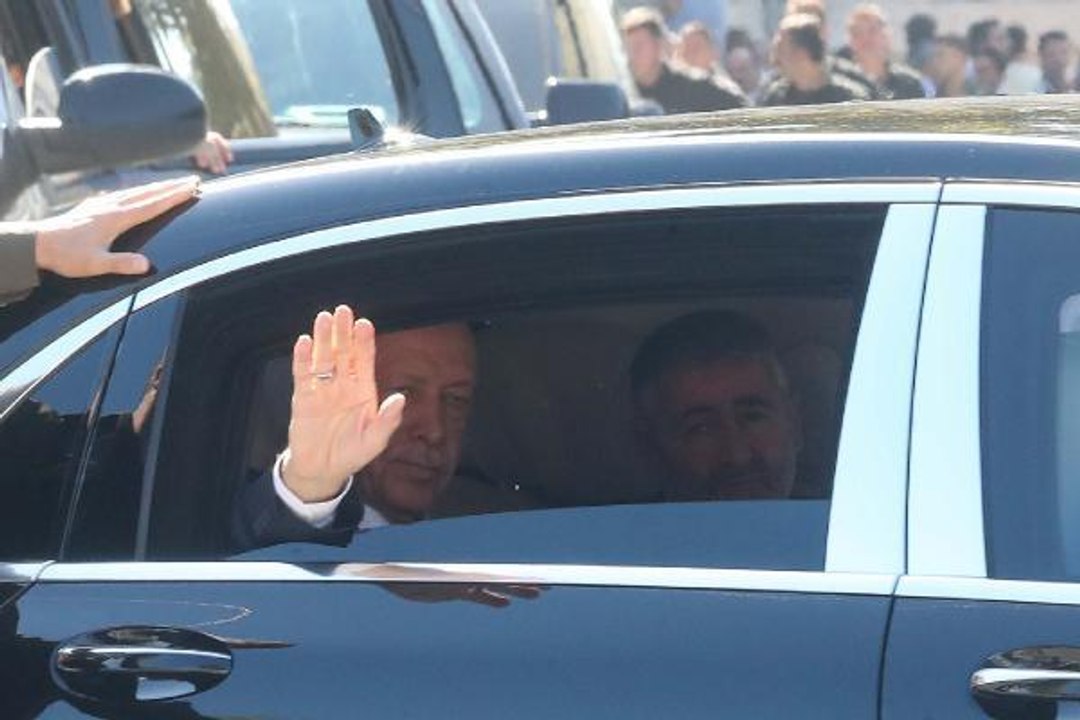 CUMHURBAŞKANI ERDOĞAN CUMA NAMAZINI DOLMABAHÇE CAMİİ'NDE KILDI 2