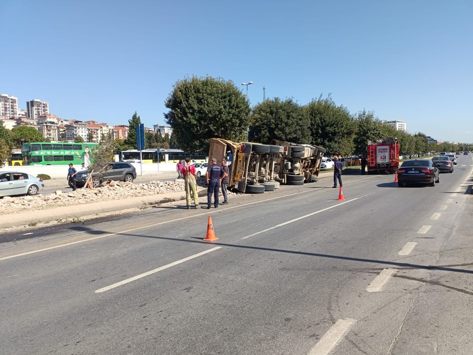 Pendik'te hafriyat kamyonu devrildi