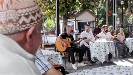 Huzurevi sakinlerine halk müziği dinletisi