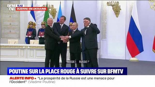 Vladimir Poutine et les dirigeants prorusses se prennent par les mains et scandent Russie! après avoir signé l'annexion