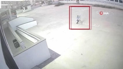 Okullardan hırsızlık yapan şahıs kamerada