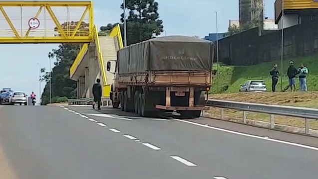 Caminhões se envolvem em colisão no Trevo Cataratas, em Cascavel