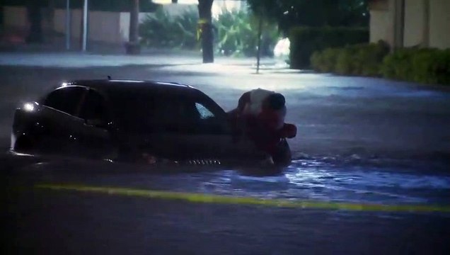 Repórter resgata mulher presa em enchente enquanto cobria furacão nos EUA