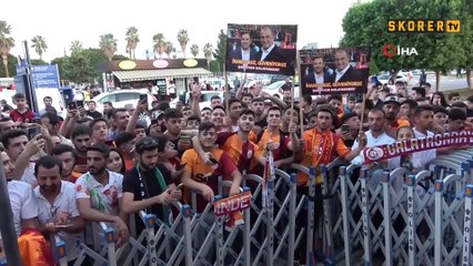 Galatasaray kafilesi, Adana’da coşkuyla karşılandı