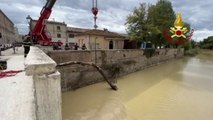 Marche, pompieri al lavoro per rimuovere detriti dell'alluvione