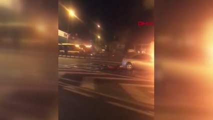 BEYOĞLU'NDA OTOMOBİL ALEV ALEV YANDI