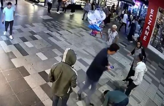 Son dakika haberi... SOKAKTA YÜRÜRKEN SEKEN KURŞUNLA VURULDUĞU ANLAR KAMERADA