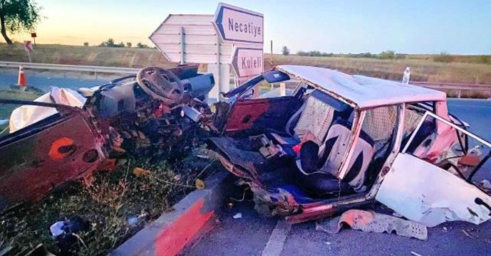 Son dakika haber! İki aracın çarpıştığı kazada otomobil ikiye bölündü: 3 yaralı