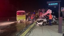 Halk otobüsüne ve durağa çarpan otomobilin sürücüsü öldü