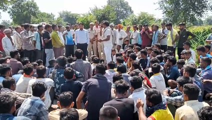 दुर्घटना में किशोर की मौत से गुस्साए लोगों ने लगाया जाम