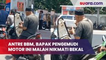 Saking Lamanya Antre BBM, Bapak Pengemudi Motor Ini Asyik Nikmati Bekal Makanan di Pom Bensin