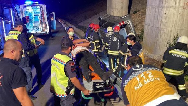 KONTROLDEN ÇIKAN HAFİF TİCARİ ARAÇ VİYADÜĞÜN AYAĞINA ÇARPTI: 1 ÖLÜ, 1 YARALI