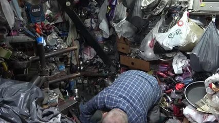 Mesleğinin son temsilcilerinden Zeki usta 32 yıldır çaydanlık tamiri yapıyor