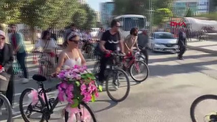 BİSİKLETLE TANIŞTI, BİSİKLETLE EVLENDİLER