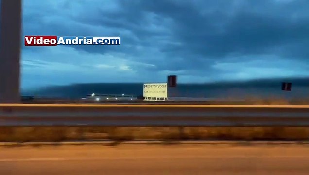 Andria, 5 del mattino: nuvolone chilometrico attraversa la città. I criminali approfittano del sonno dei cittadini per bruciare i loro rifiuti