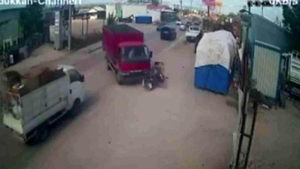 Kamyonet ile motosikletin çarpıştığı kaza anı kamerada