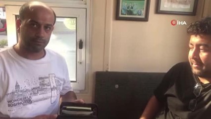 Taksici aracında unutulan çantayı sahibine teslim etti