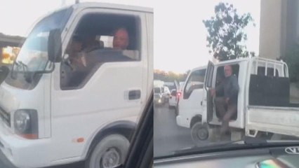 Bağcılar’da sürücülerin trafik tartışması kamerada