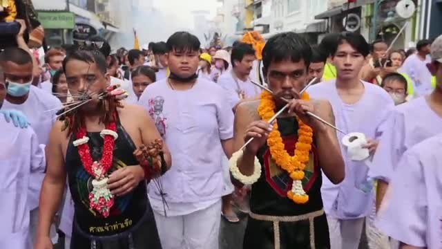 Peregrinos en Tailandia se insertan cuchillos y clavos en la boca para purgar sus pecados