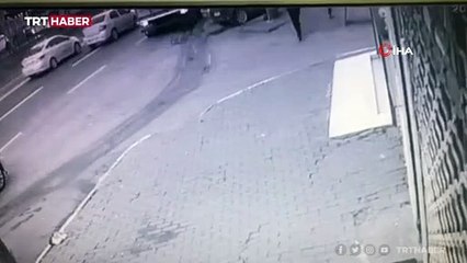 Telefon hırsızları kamerada: Birinin elinden, diğerinin kulağından çaldılar