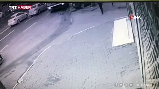 Telefon hırsızları kamerada: Birinin elinden, diğerinin kulağından çaldılar