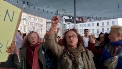 L'Hymne des Femmes dans la lumière du soir sur le Vieux Port 