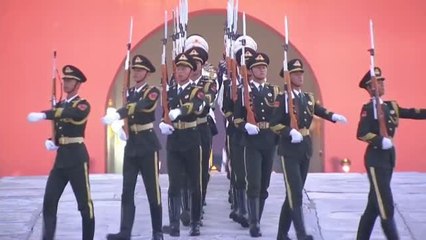 Miles de personas asisten en Pekín al acto solemne del izado de la bandera nacional