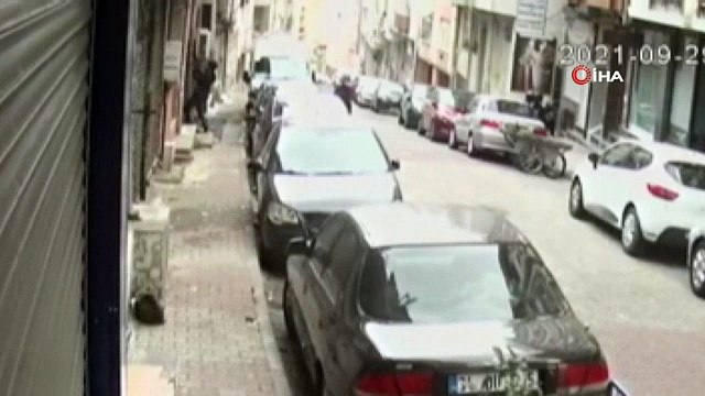 Suçüstü yakalanan hırsız polis merkezinin kapısını yıktı