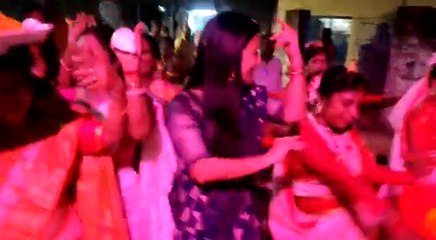 রাজনৈতিক কচকচানি ছেড়ে এবার মহাপঞ্চমীর পুজোর আনন্দে মাতলেন সাংসদ মহুয়া মৈত্র | Oneindia Bengali