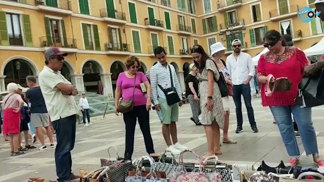 Los manteros se consolidan en la Plaza Mayor de Palma ante la indiferencia del alcalde socialista Hila
