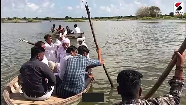 દ્વારકામાં ખેતરોમાં પાણી ફરી વળતા ખેડૂતોએ નૌકા રેસ કરી વિરોધ પ્રદર્શન કર્યું