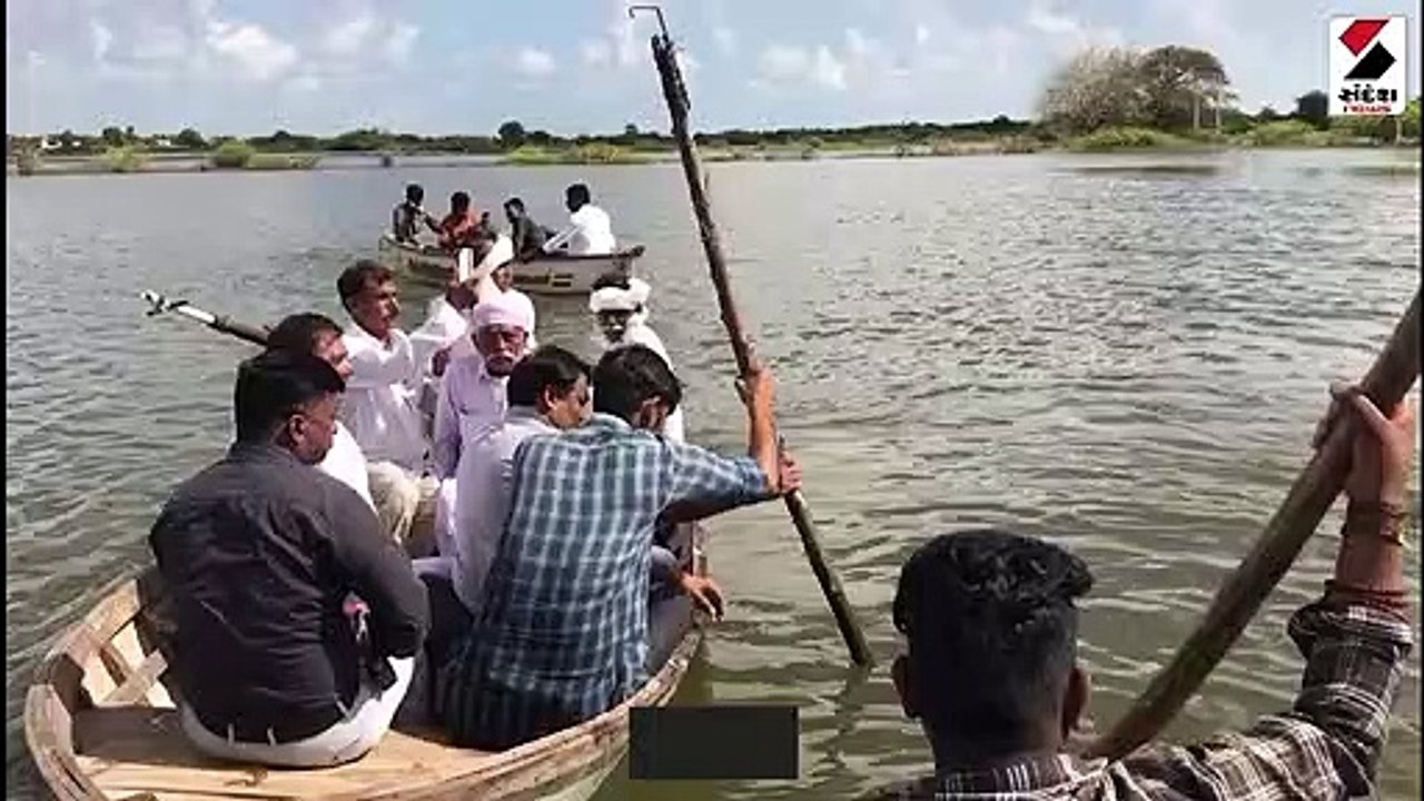 દ્વારકામાં ખેતરોમાં પાણી ફરી વળતા ખેડૂતોએ નૌકા...