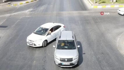 Sürücülerin trafik denetimi taktikleri kamerada: Uyanıklık yapıp emniyet kemerini taktı, cezadan kaçamadı