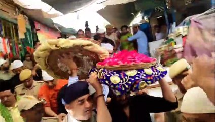 Video herunterladen: बॉलीवुड स्टार अजय देवगन ने मांगी दरगाह में दुआ