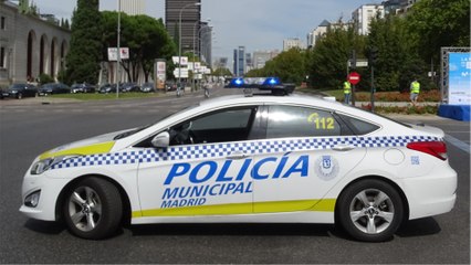 Folle de rage, une automobiliste française refuse de payer son amende et mord le policier