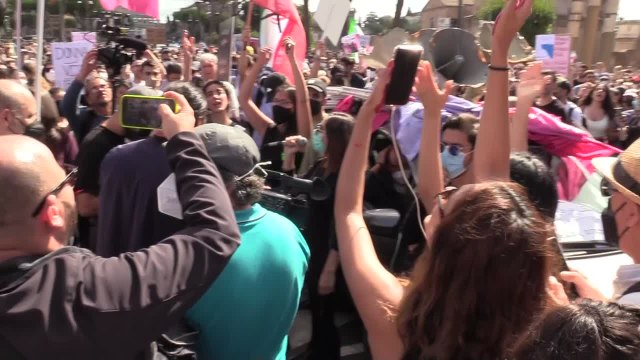 Iran, a Roma studenti cantano 'Bella ciao' e si tagliano i capelli