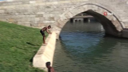 Sıcaktan bunalan çocuklar Yeşilırmak'ta serinledi