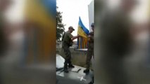 La bandiera ucraina sventola a Lyman nella regione di Donetsk
