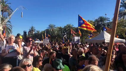 Els xiulets i els crits entretallen el discurs de Carme Forcadell