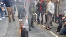 Energia, bollette bruciate a Bologna davanti alla sede dell'Eni