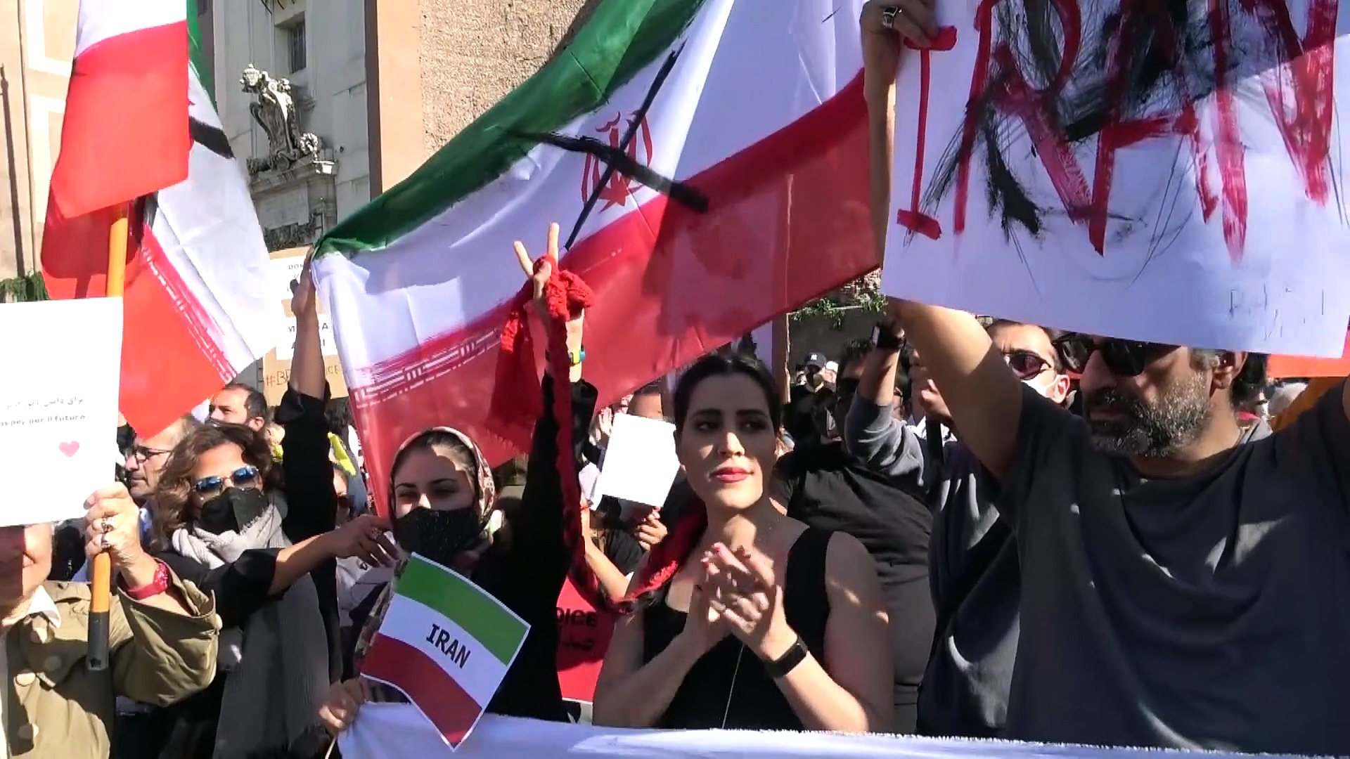 Video Roma, manifestazione per le donne iraniane: \