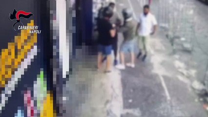 Rapinato in strada in pieno giorno, commerciante immigrato affronta criminali armati