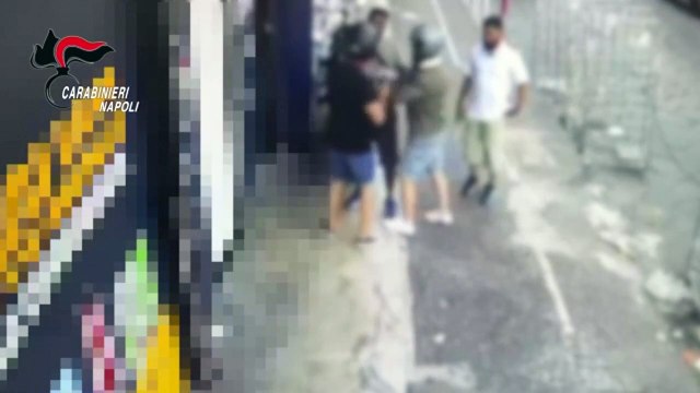 Rapinato in strada in pieno giorno, commerciante immigrato affronta criminali armati