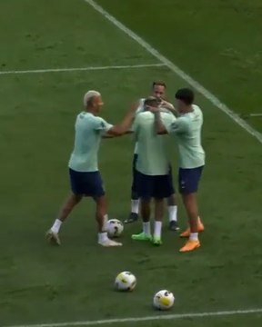 تحدي من نوع خاص في تدريبات البرازيل.. مَن الأكثر دقة؟