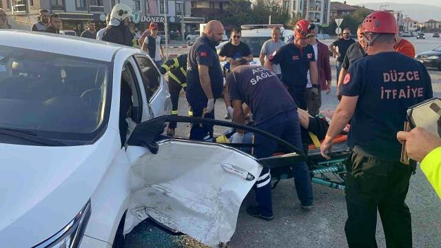 Son dakika haberi: Kavşakta iki otomobil çarpıştı... Araçta sıkışan sürücüyü itfaiye ekipleri böyle kurtardı