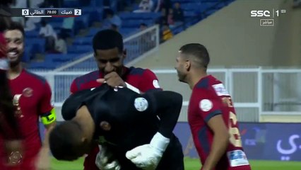 شاهد هدف تاريخي من  الجزائري زغبة حارس ضمك اليوم من المرمى الى المرمى