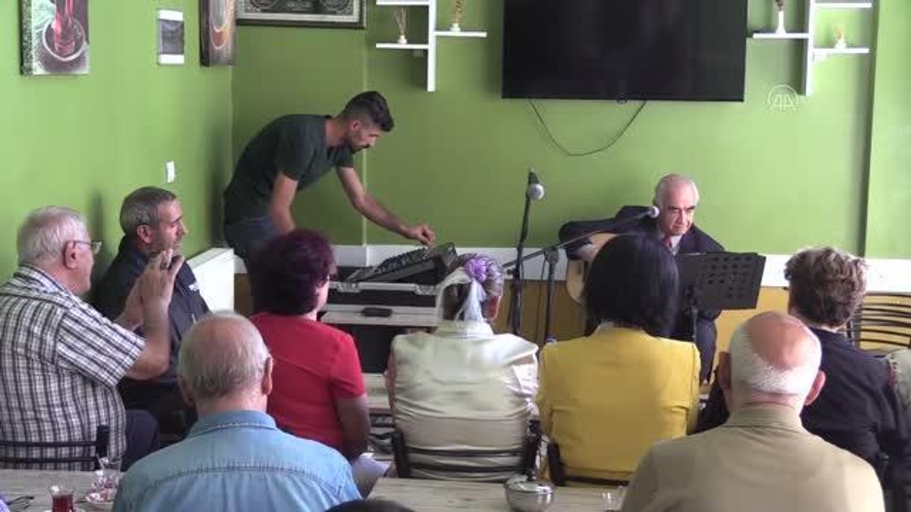 Türk Sanat Müziği korosu çay ocağında konser verdi